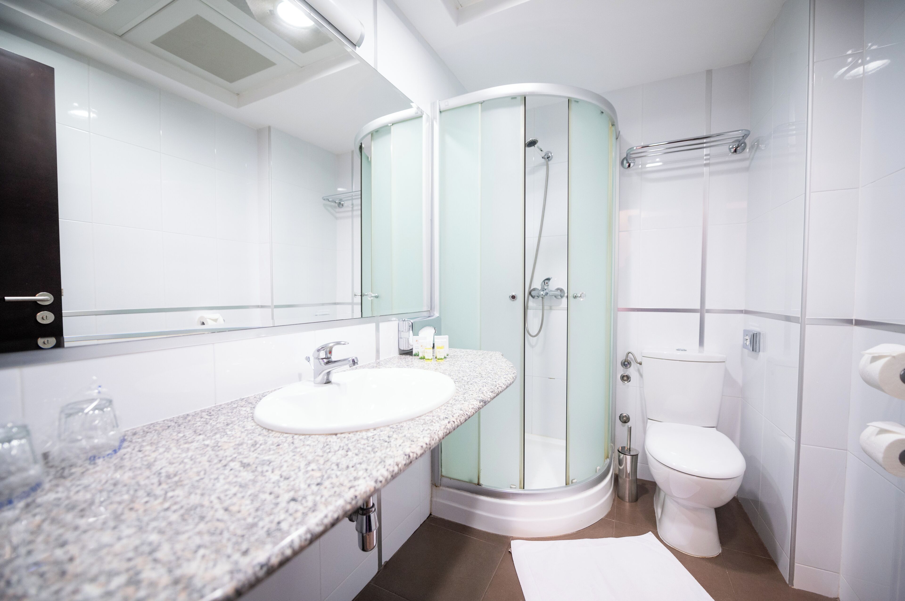 Appartamento Comfort | Bagno | Doccia, soffione a pioggia, asciugacapelli, asciugamani