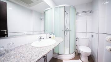 Appartamento Comfort | Bagno | Doccia, soffione a pioggia, asciugacapelli, asciugamani