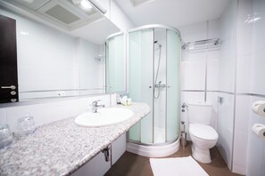 Comfort Apartment | Bathroom | Shower, rainfall showerhead, hair dryer, towels - Hotel Sumadija (Belgrade)