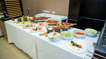 Café da manhã com buffet diário (EUR 15 por pessoa)