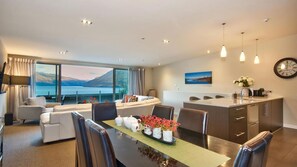 Interior - Mountain Retreat walk to town (Queenstown)