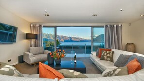 Smart TV - Mountain Retreat walk to town (Queenstown)