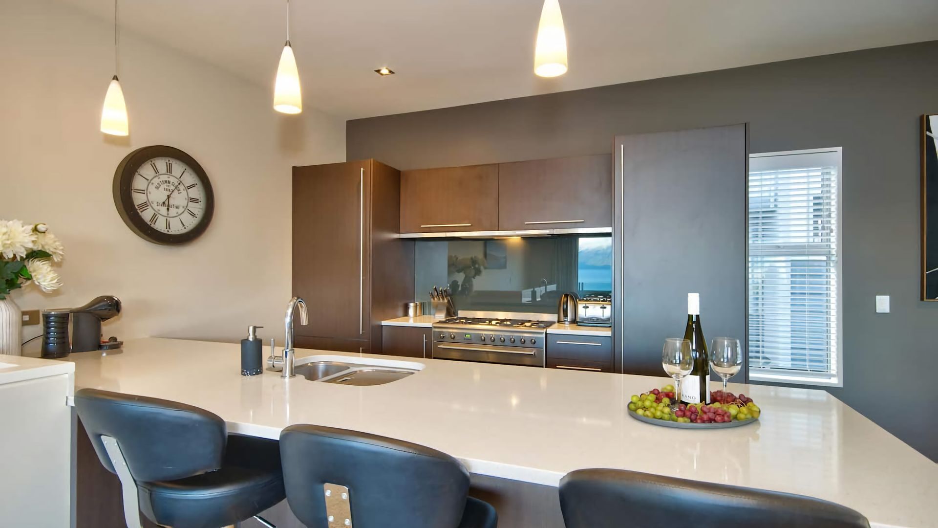 Een oven, een kookplaat, een vaatwasser