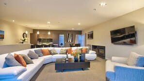 Smart TV - Mountain Retreat walk to town (Queenstown)