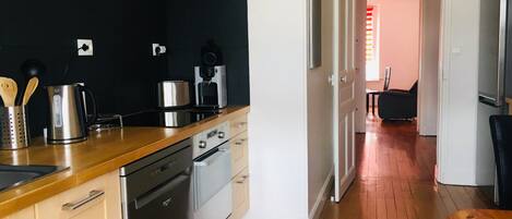 Réfrigérateur, micro-ondes, four, lave-vaisselle