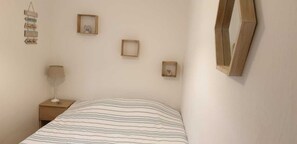 2 habitaciones, tabla de planchar con plancha y cuna de viaje 