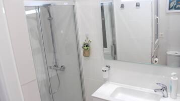 Premium Apartment, 2 Bedrooms | Bathroom | Shower, free toiletries, hair dryer, towels