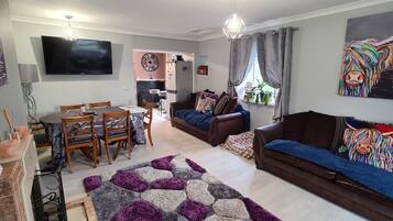 Småhus | Oppholdsområde | En 30-tommers TV med digitale kanaler samt peis