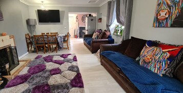 Casa de campo | Área de estar | TV 30 polegadas com canais digitais, lareira