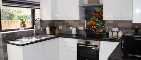 Kühlschrank, Mikrowelle, Ofen, Herdplatte