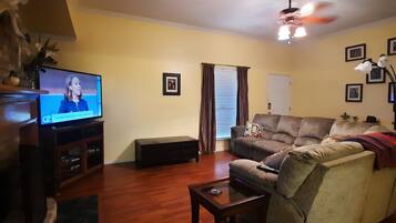 Smart TV, chimenea, reproductor de DVD y estéreo