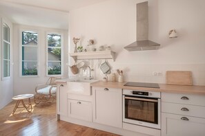 Een koelkast, een microgolfoven, een oven, een vaatwasser