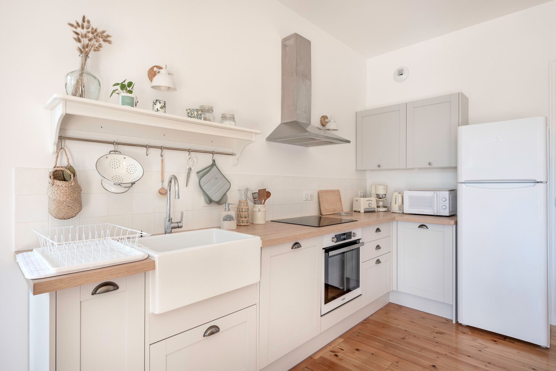 Frigorífico, microondas, horno y lavavajillas