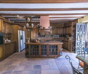 Kühlschrank, Mikrowelle, Ofen, Esstisch