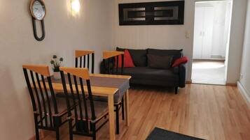 Fernseher, DVD-Player, Bücher