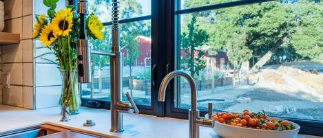 Réfrigérateur, micro-ondes, lave-vaisselle, cafetière/bouilloire