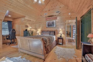 3 bedrooms, desk, Internet, bed sheets