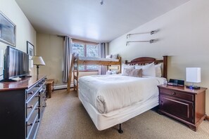 2 slaapkamers, een strijkplank/strijkijzer, gratis wifi, beddengoed