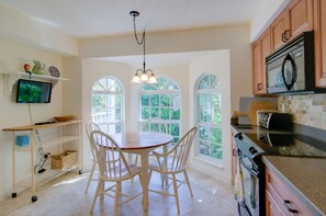 Fridge, microwave, oven, stovetop - Shimmering Shells: Island Oasis Nestled in Bayou! (Sanibel)
