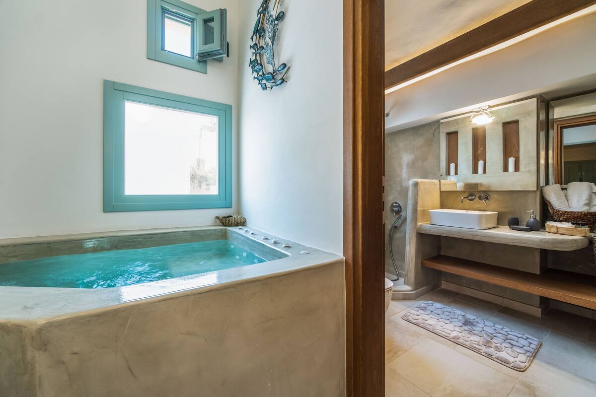 Ein Badezimmer mit Badewanne, Waschbecken und Spiegel.