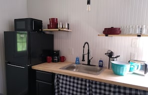 Fridge, microwave, coffee/tea maker, toaster - Pet friendly cabin on 6 acres, near lakes (Colmesneil)