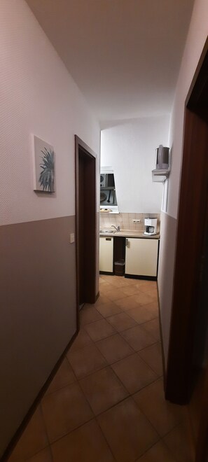 Kühlschrank, Mikrowelle, Herdplatte, Wasserkocher mit Kaffee-/Teezubehör