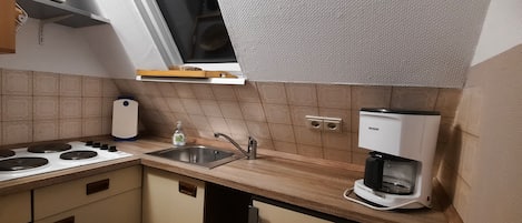 Kylskåp, mikrovågsugn, spishäll och kaffe- och tebryggare
