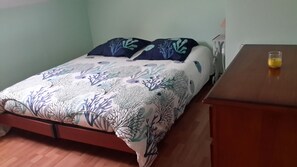 1 slaapkamer, een strijkplank/strijkijzer, reisbedje, gratis wifi