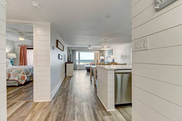 1 makuuhuone, työpöytä, silitysrauta/-lauta, vauvan matkasänky