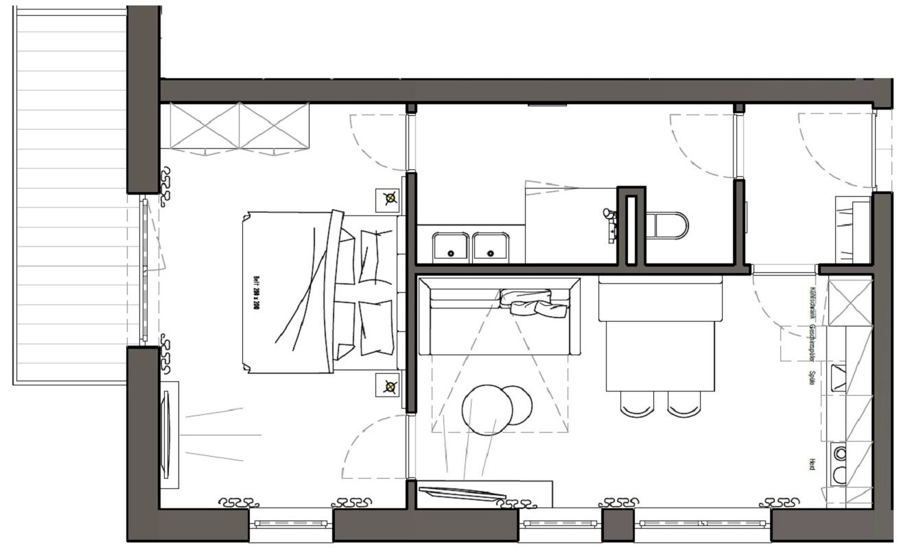 Et plan over et hotelværelse med seng, skrivebord, stol, skab, badeværelse og en lille balkon.