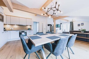 Condo Prestigio | Cocina privada | Refrigerador, microondas, horno y parrilla de estufa 