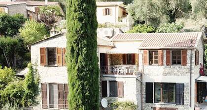 Beautiful, spacious apartment in a natural stone house with sea view in Val Prino.