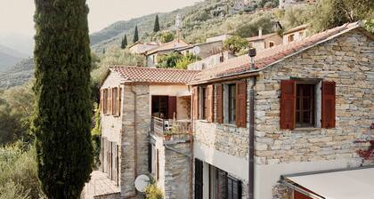 Beautiful, spacious apartment in a natural stone house with sea view in Val Prino.