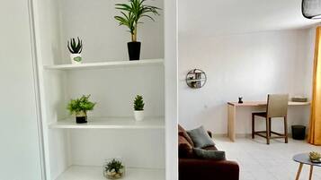 Ein modernes Wohnzimmer mit weißer Treppe, einem braunen Sofa, einem kleinen Tisch und einem Schreibtisch mit Stuhl.