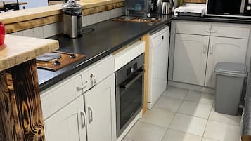 Refrigerador con congelador, cafetera de espresso y cafetera y tetera