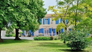 A two-story building with blue shutters, surrounded by well-maintained grass and trees. - Les Trois Cèdres (Saint Ouen d'Aunis)