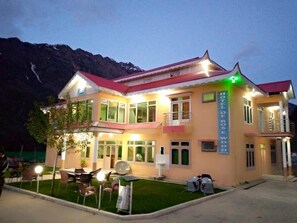 Front of property - Hotel De Rose Wood Batakundi (Balakot)