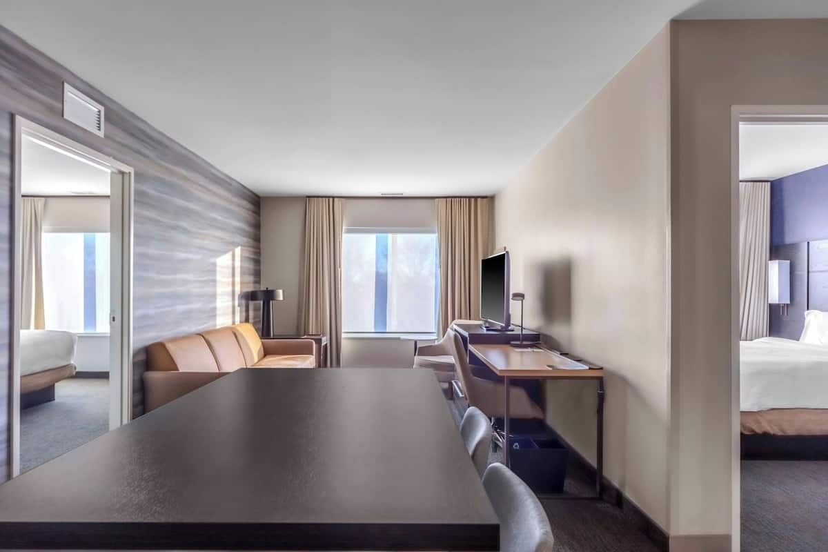 Suíte, 2 quartos | Wi-Fi de cortesia, roupa de cama