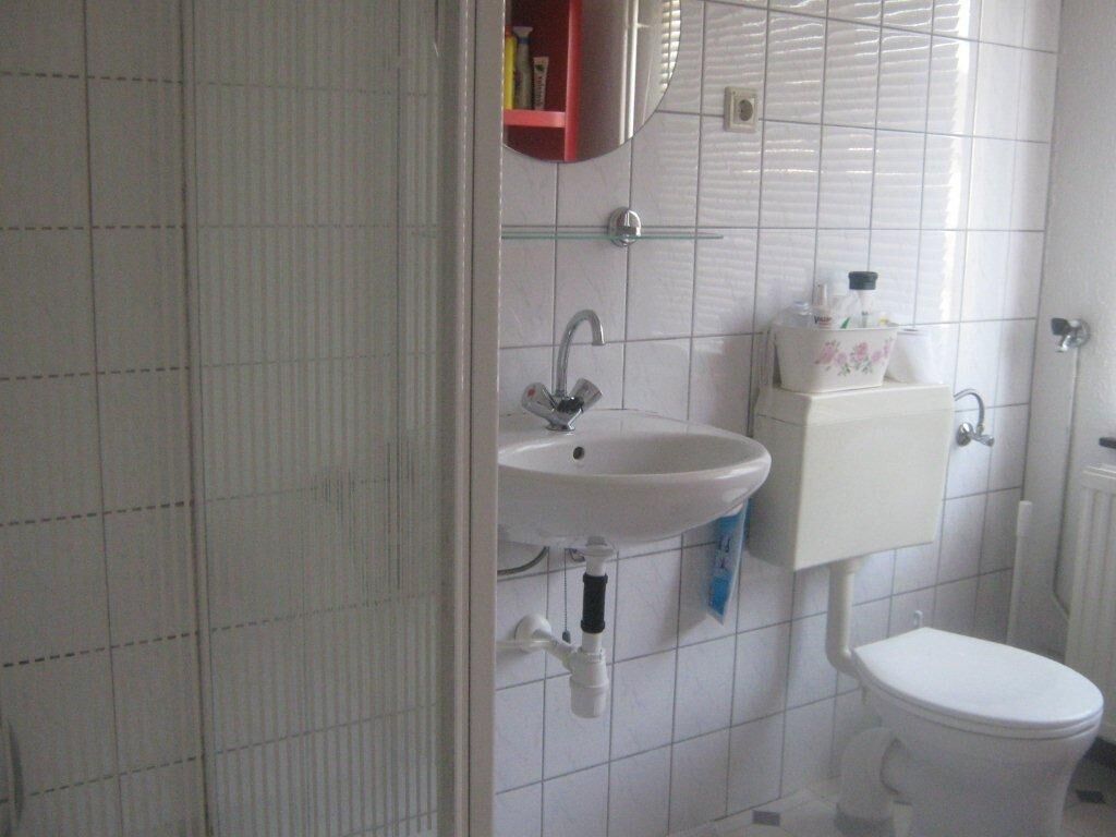 Een douche, een haardroger, handdoeken, toiletpapier