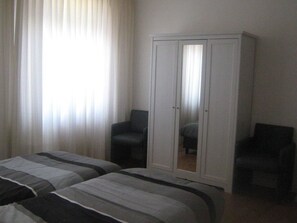 5 bedrooms, iron/ironing board, free WiFi, bed sheets