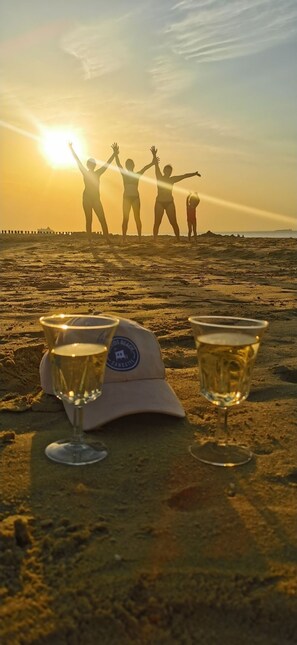 Plage, chaises longues, serviettes de plage
