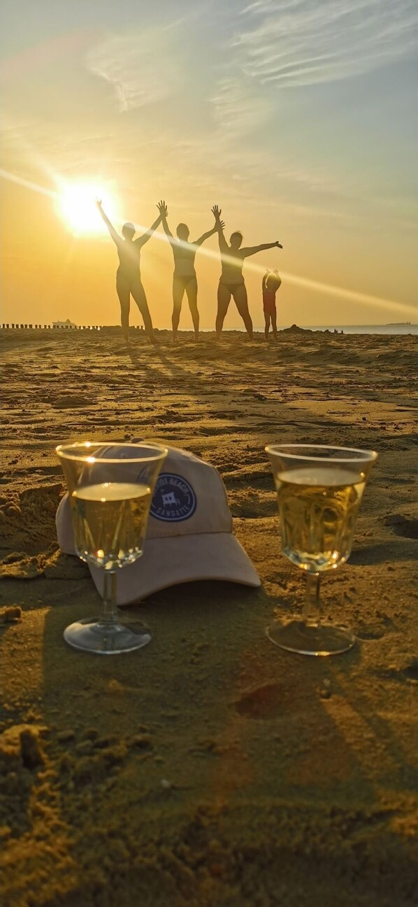 Sur la plage, chaise longue, serviettes de plage