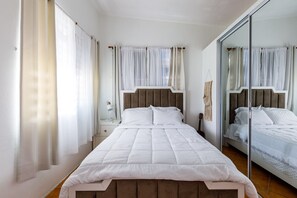 4 habitaciones, escritorio y tabla de planchar con plancha