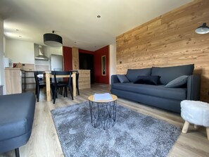 TV - 6/8 pers apartment in the heart of the Chartreuse at the foot of the ski slopes (Sarcenas)