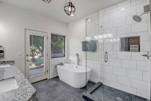 Combined shower/tub, hair dryer, towels