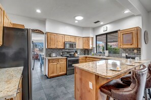 Refrigerador, microondas, horno, placa de cocina