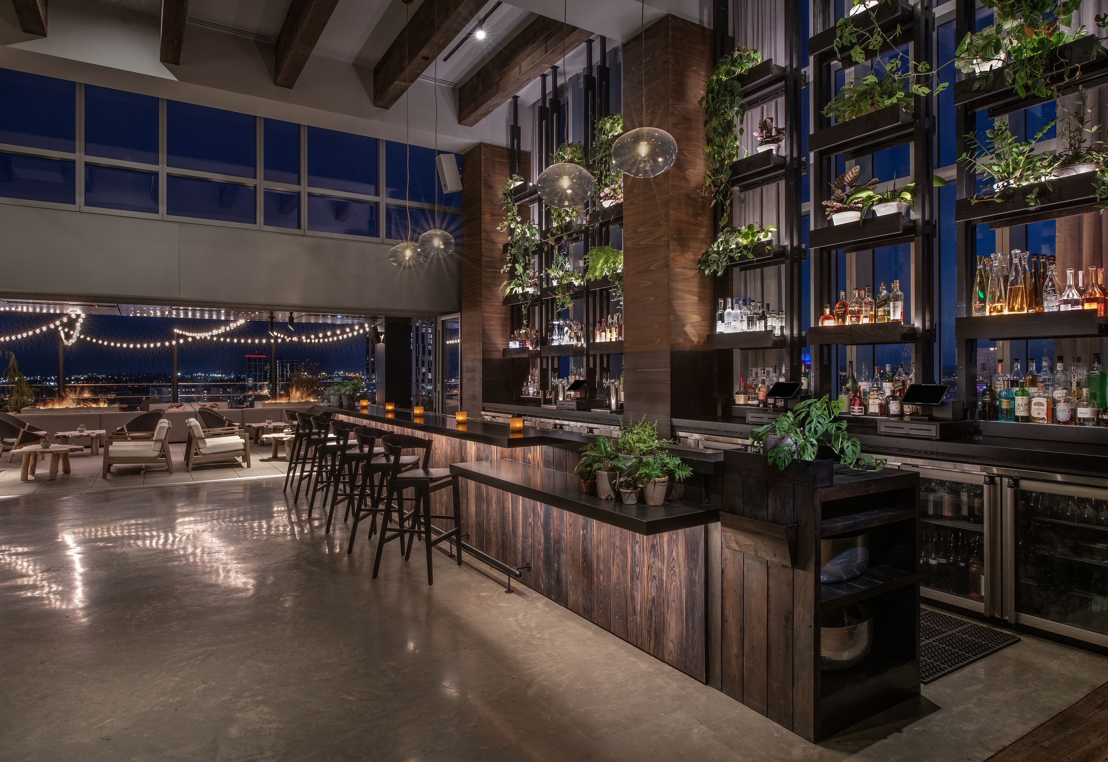 2 间餐厅，供应早餐、晚餐和早午餐，农场到餐桌菜肴