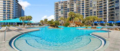 Een binnenzwembad en een verwarmd zwembad