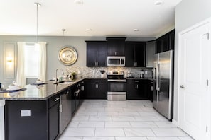 Private kitchen - Amazing 9 bed villa in the Champions Gate near Disney (Davenport)