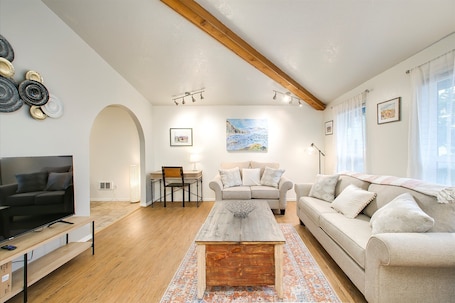 TV. #HabitueHomes - Bown Crossing Bungalow